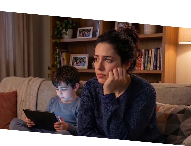 Mãe preocupada com filho no tablet