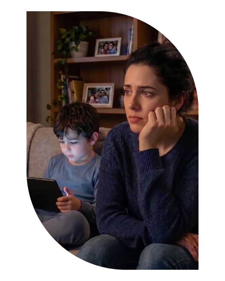 Mãe preocupada com filho no tablet